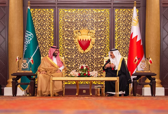 Bahrain's King Hamad arrives in Saudi Arabia and is greeted by Crown Prince