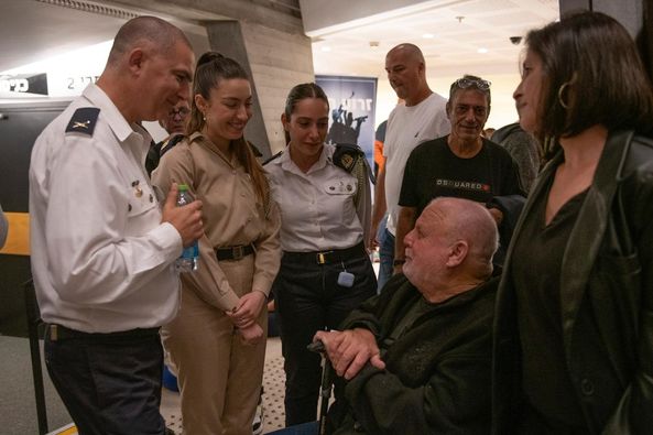 Israel: Lieutenant Guy Goldparv honours disabled IDF soldiers(image courtesy Facebook)