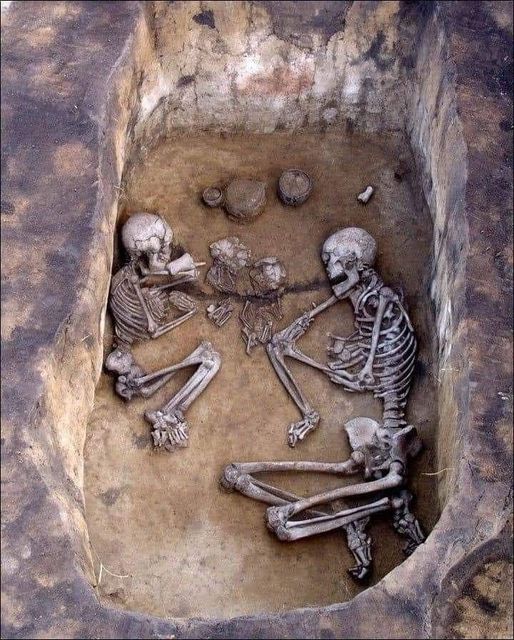 READ HERE: Antiquities Department reveals grave of hugging couple from 3500 years (image credits Facebook)