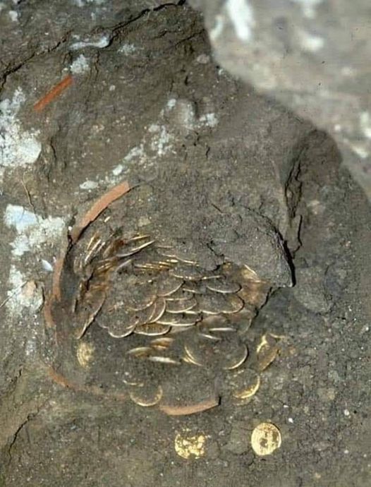 Antiquities department finds jar of golden treasure, dating back to ancient era (image credits facebook)
