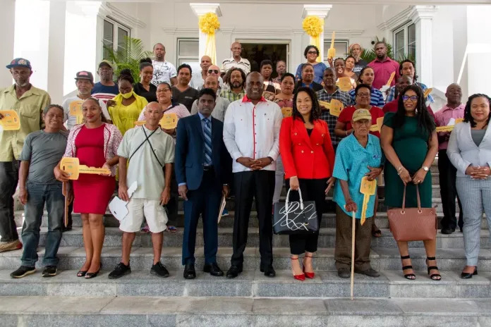 Dominica: PM Roosevelt Skerrit presents keys of 45 homes to beneficiaries (image credits google)