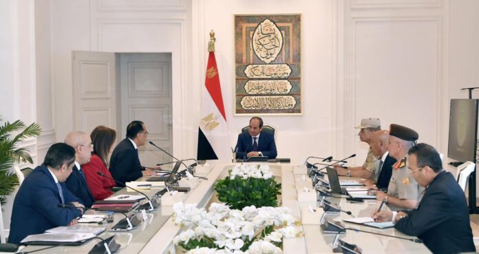 Egypt: Prez Abdel Fattah El-Sisi hosts meeting with Govt. officials at SCH
