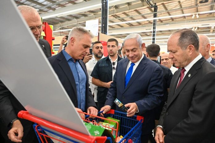 Israeli PM Benjamin Netanyahu visits Carrefour Supermarket ahead of inauguration