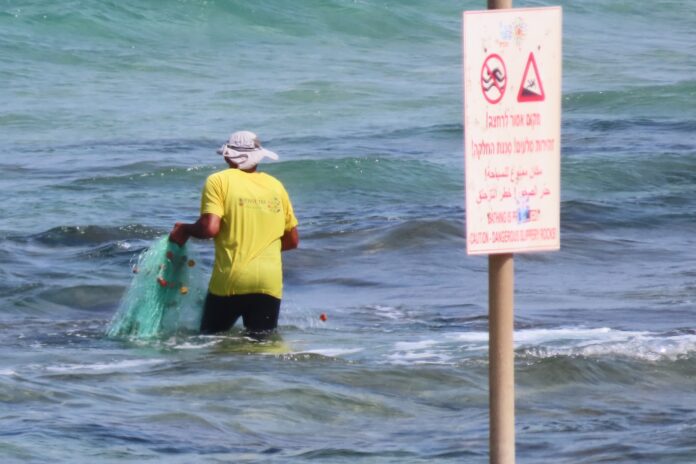 Locals alert Israeli Nature Authority to illegal fishing in mediterranean