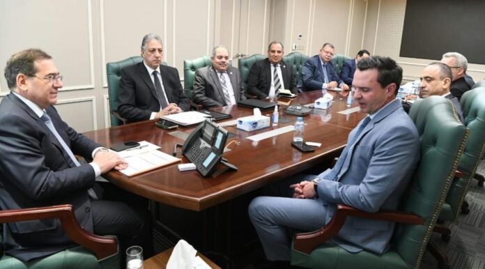 Minister of Petroleum Tariq Al Mulla meets Haliburton Global company CEO, discusses mutual ties